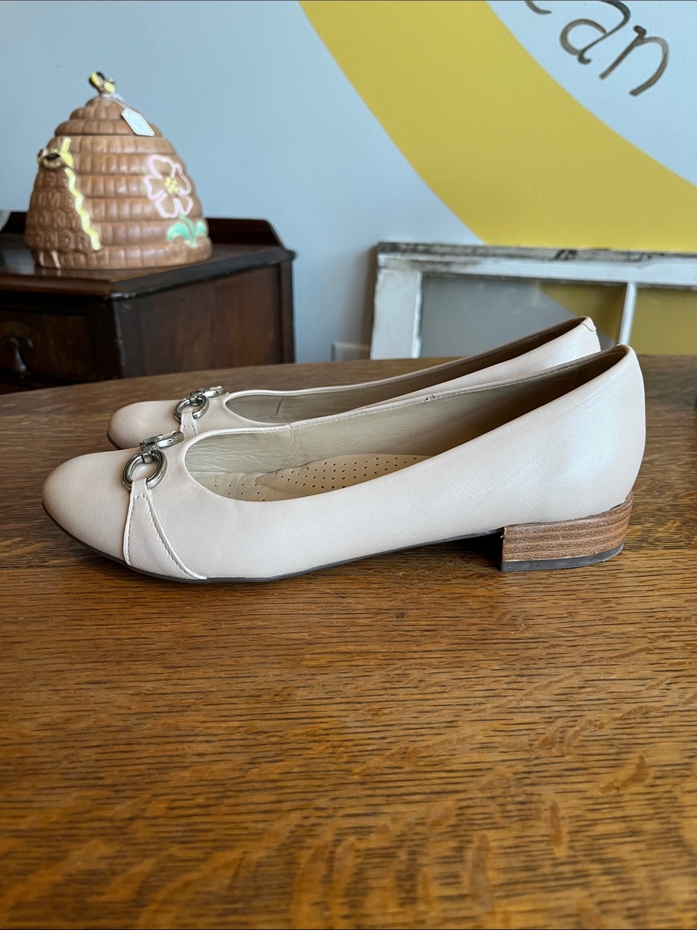 Marc Joseph New York Beige Leather Flat  Silver Link Accent Size 8.5